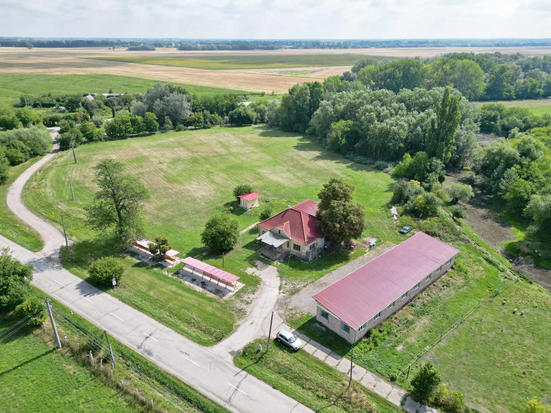 NA PREDAJ RODINNÝ DOM S VEDĽAJŠÍMI PRIESTORMI NA 2 HEKTÁROVOM POZEMKU