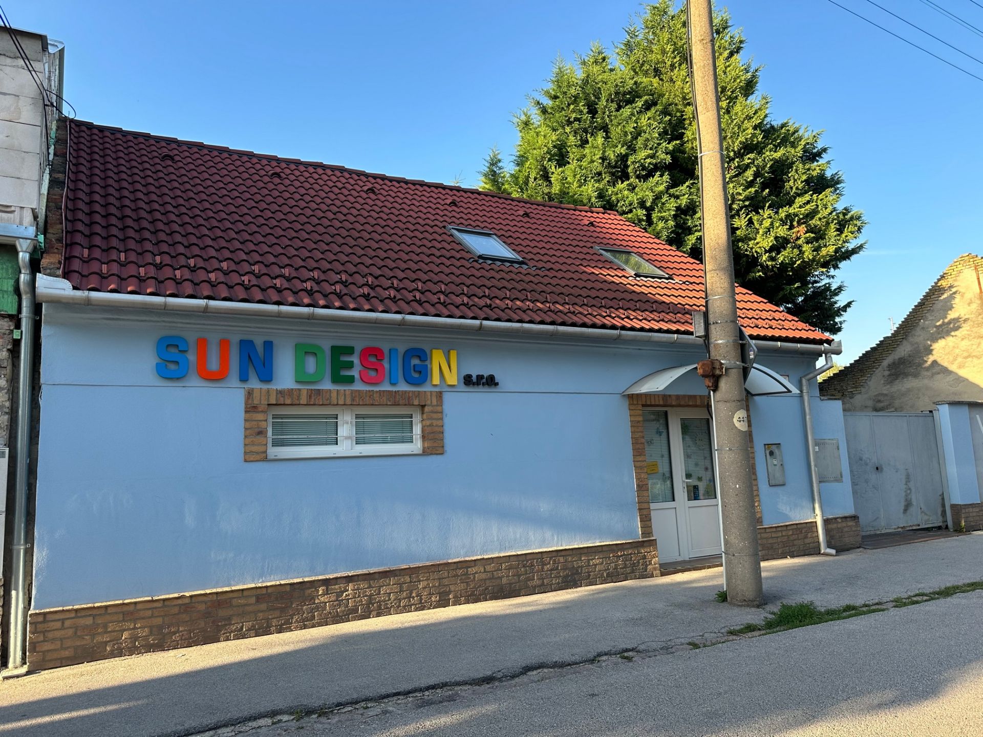 NA PREDAJ BUDOVA S OBCHODNÝM A SKLADOVÝMI PRIESTORMI, KOMÁRNO