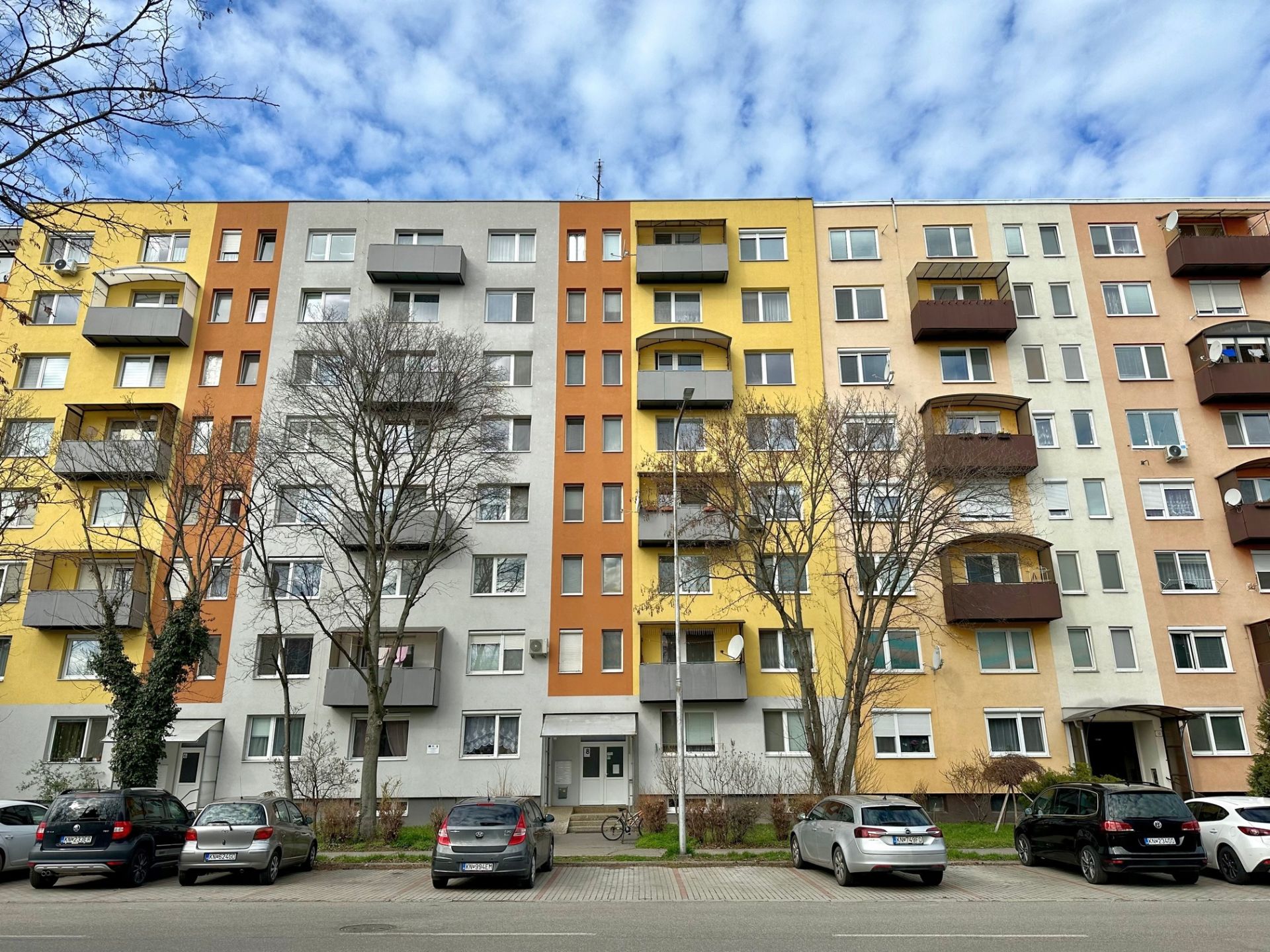 NA PREDAJ ÚTULNE ZREKONŠTRUOVANÝ 3 IZBOVÝ BYT, UL. MEŠTIANSKA, KOMÁRNO