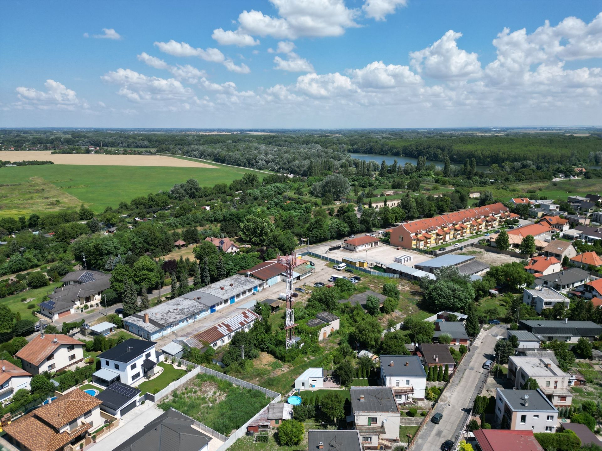 NA PREDAJ PREVÁDZKOVÝ AREÁL / INVESTIČNÝ POZEMOK V KOMÁRNE