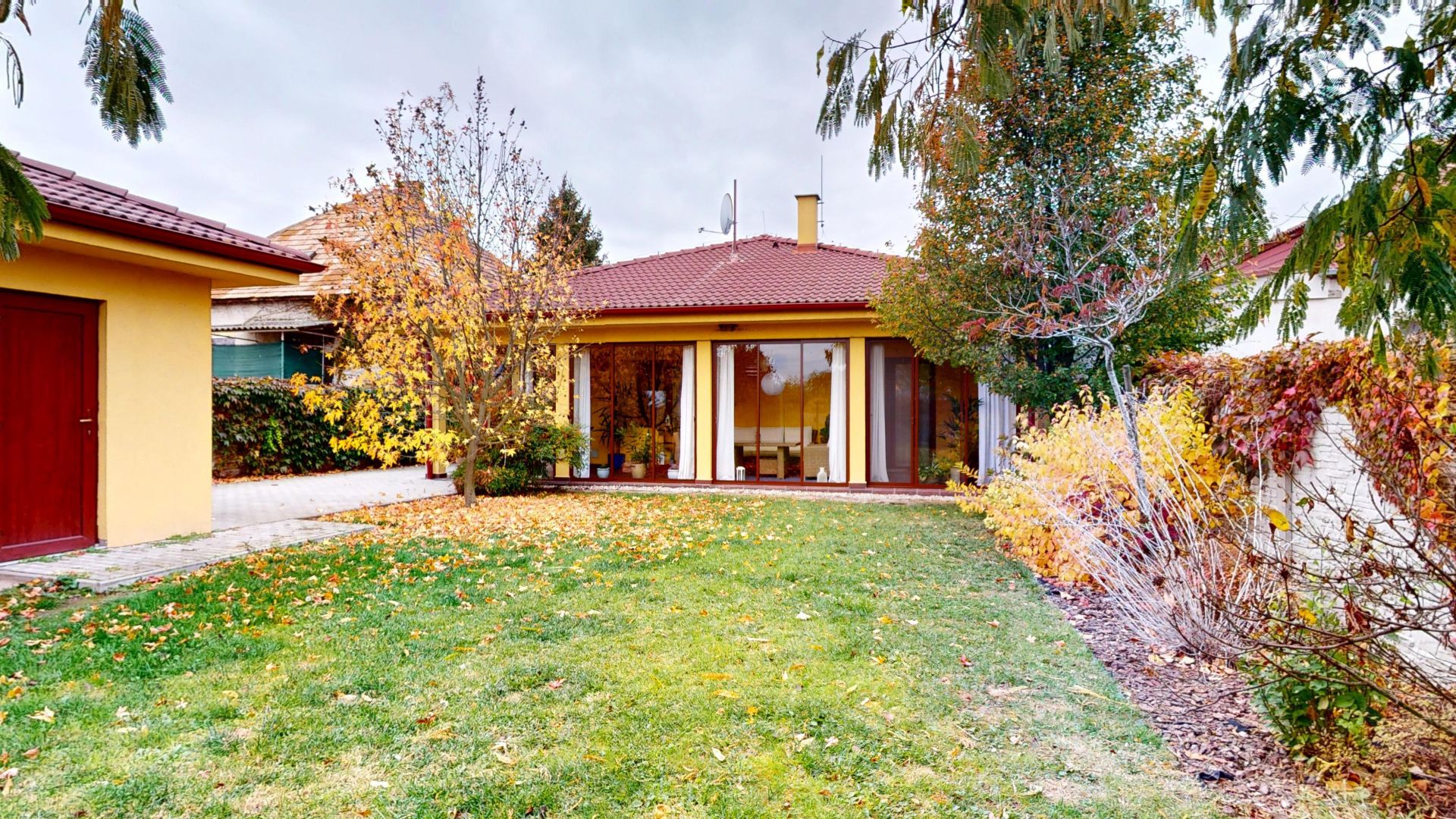 NA PREDAJ KRÁSNY 4 IZBOVÝ RODINNÝ DOM S TERASOU A GARÁŽOU, IŽA, OKRES KOMÁRNO