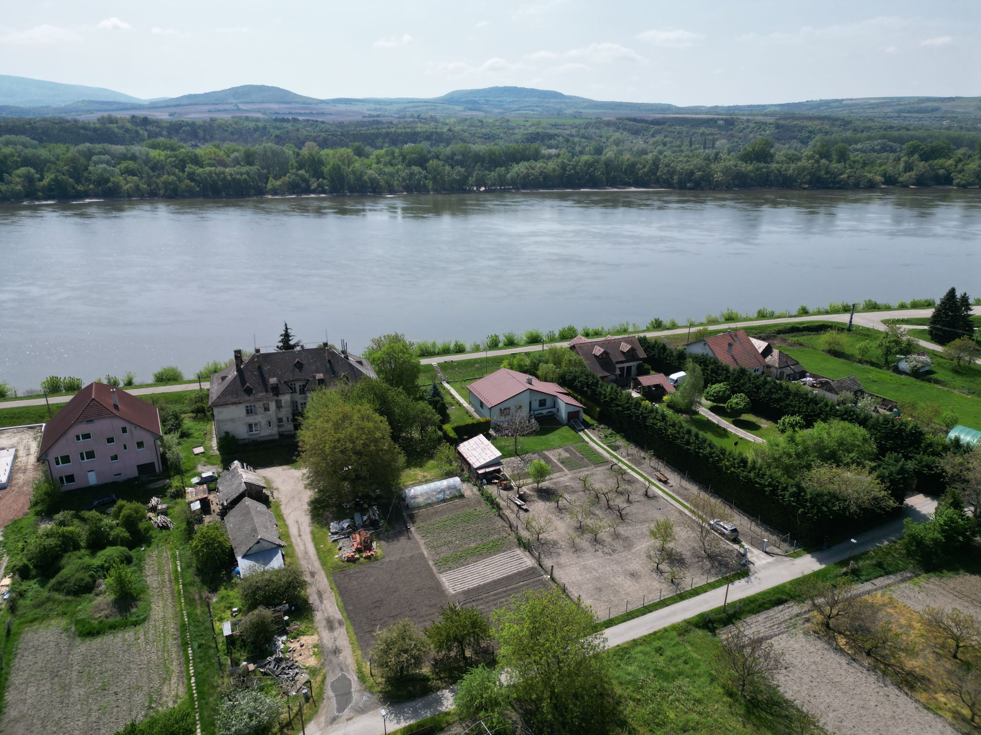 NA PREDAJ STAVENÝ POZEMOK NA BREHU DUNAJA, MOČA, OKRES KOMÁRNO