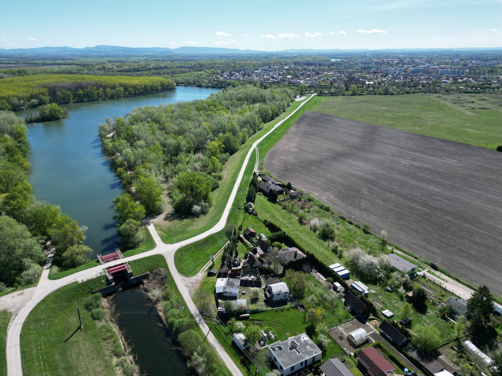 NA PREDAJ POZEMOK NA VÝSTAVBU RODINNÝCH DOMOV PRI MŔTVOM RAMENE