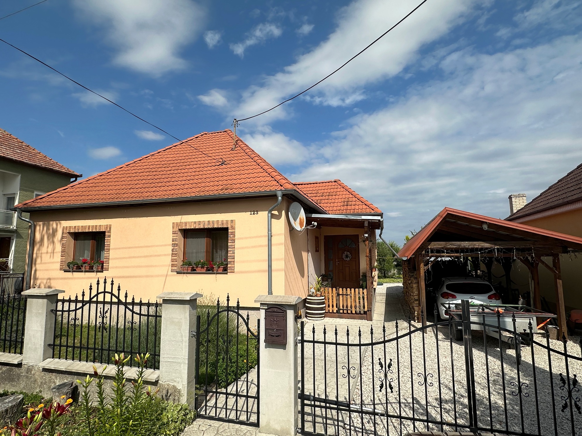 NA PREDAJ KOMPLETNE ZREKONŠTRUOVANÝ DOM S TERASOU A ALTÁNKOM PRE AUTÁ, VEĽKÉ KOSIHY