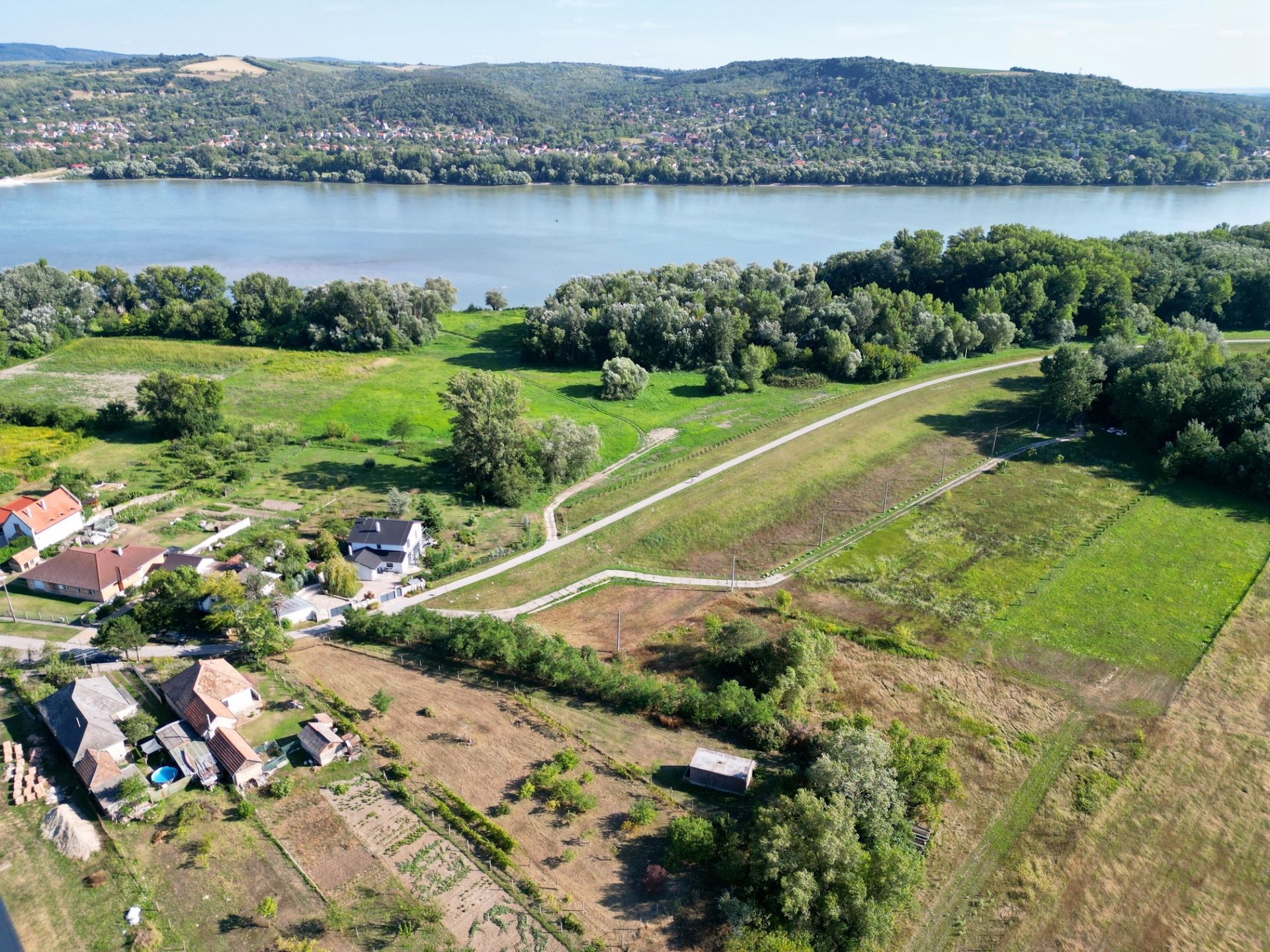 NA PREDAJ VÍKENDOVÝ DOMČEK PRI DUNAJI, RADVAŇ NAD DUNAJOM, ŽITAVA